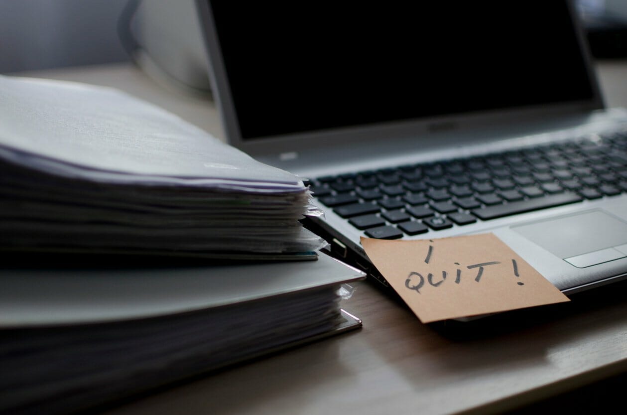 "I quit!" written on sticky note