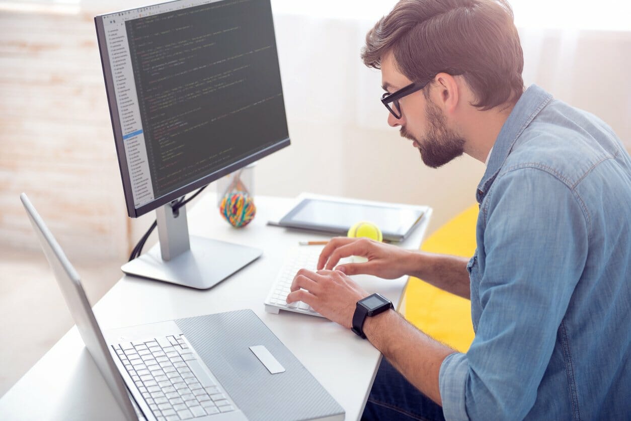 Web developer job. Программист за компьютером. Профессия программист. Человек за компьютером. Профессия it специалист.