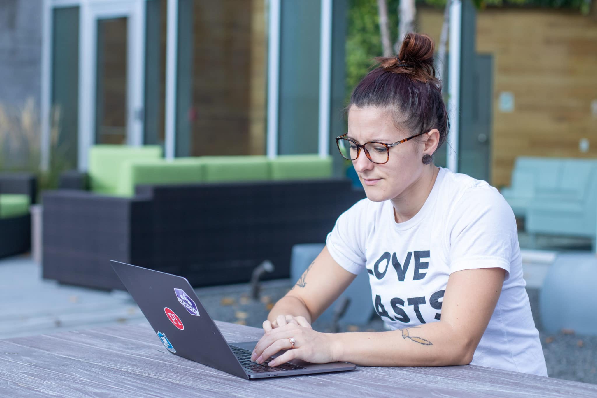 Shannon at computer outside