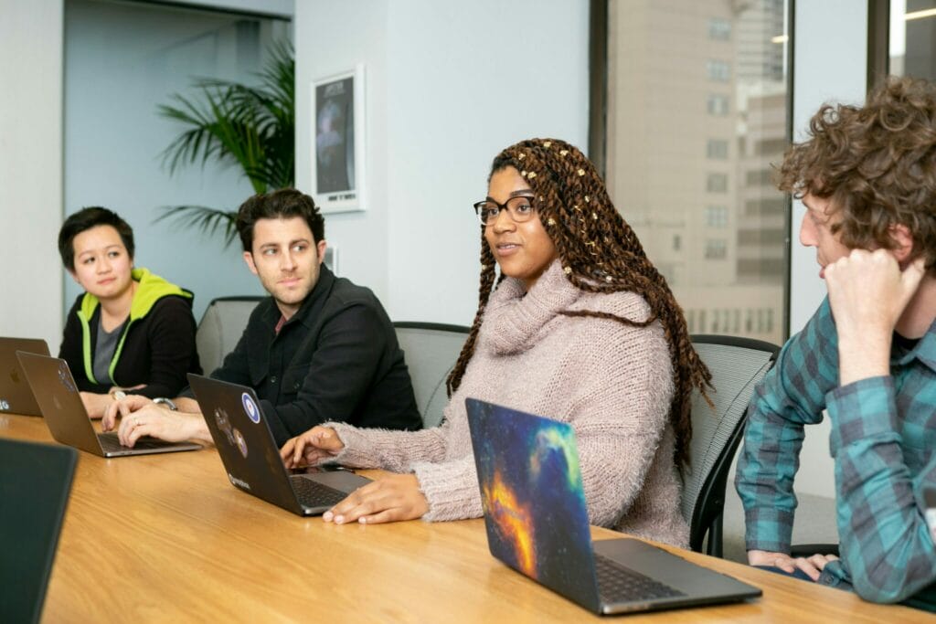 A manager using PI Perform to lead an effective meeting with her direct reports
